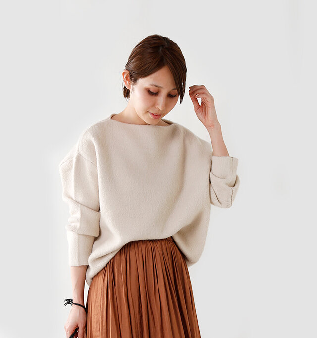 厚みがありもっちりとした
弾力のあるダブルジャガードニットが
身体をふんわり包み込むような
プルオーバーです。
全体的にボリュームのある
シルエットで、トレンドの
着こなしをお楽しみ頂けます。
ボディの余った生地が
柔らかな表情を生みだし、
リラックスした雰囲気に。
シンプルでどんな
ボトムスにも合わせやすく、
秋冬コーディネートのメインとして
持っておきたいアイテム。