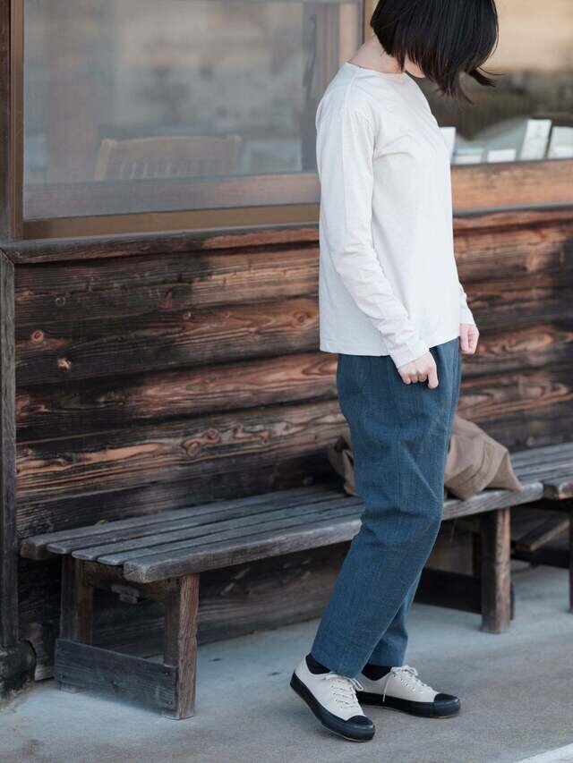 身長157cm サイズ2 着用 (パンツ:備後節織 1st.model 厚地 テーパードパンツ / スニーカー:UBAL)