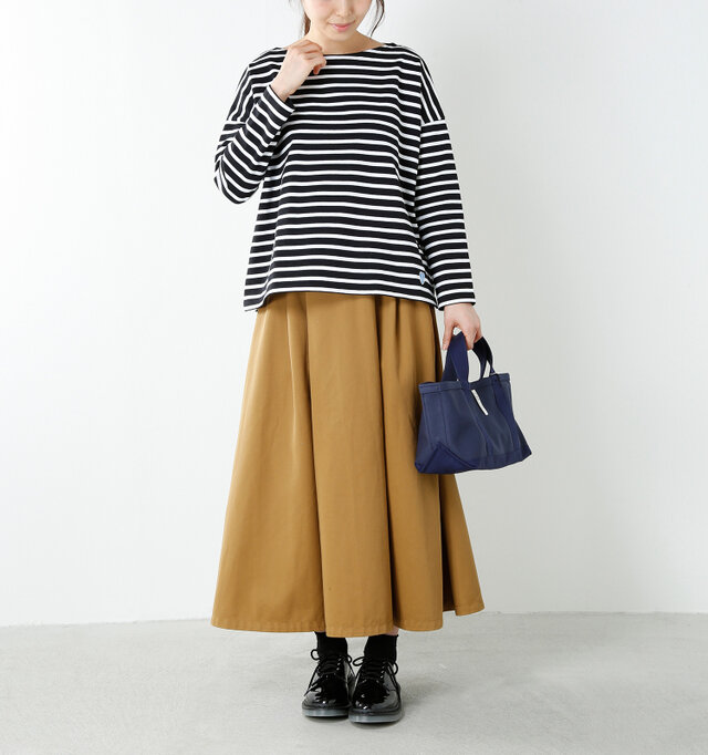 model yama:167cm / 49kg
color : black×white / size : F
襟ぐりはすっきりとしたボートネック。開きとしてはコンパクトですが、横に広がったネックラインが女性らしさをプラスしてくれるので、1枚で着用してもカジュアルになりすぎない絶妙なシルエットを描きます。
