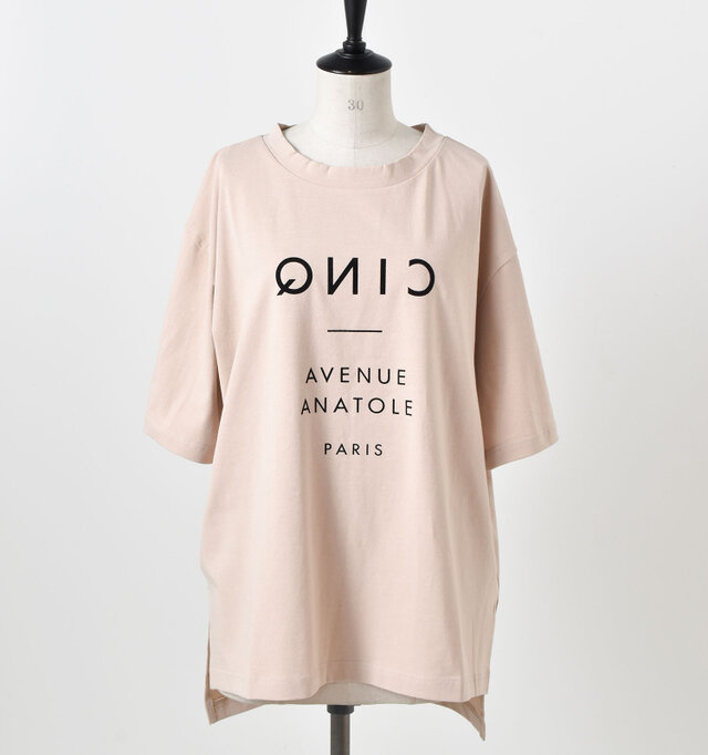 color : beige×black
カラーは「ホワイト×ブラック」「ベージュ×ブラック」「ブラック×ホワイト」の3色をご用意。
シンプルなデザインは、都会的なスポーツMIXやゆるっとこなれた着こなしなど、幅広いスタイリングに合わせてみるのも楽しいですね♪
