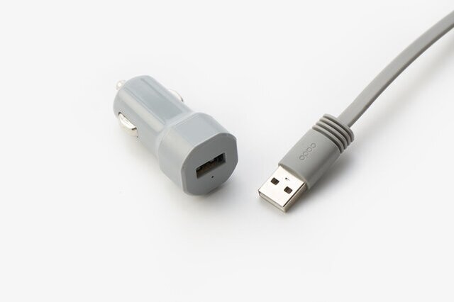 USB Type-Cケーブル、カーDCアダプターが付属しています。