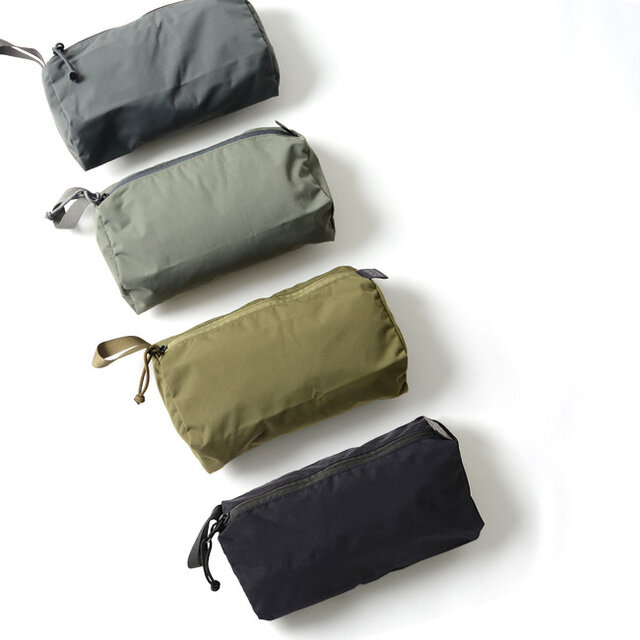 画像上から「charcoal(チャコールグレー)」「foliage(モスグリーン)」「olive(オリーブ)」「black(ブラック)」をご用意。ミリタリーライクな色合いはバッグから取り出して見えても違和感はなく、お手頃プライスですので色違いで揃えてみるのもおすすめです。