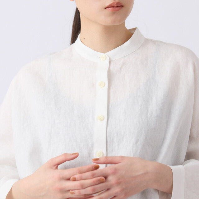 バンドカラーは、風通しのよい軽やかな着こなしに仕上がります。
