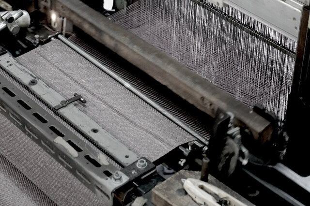 プレイスを、100年前の織機で織る様子