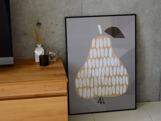 ぽってりとした形がかわいい「Pear」。今にも洋ナシの甘い香りが漂いそうです。
落ち着いた色味なので、よりシンプルな印象ですが、さりげなくお部屋の雰囲気を変えてくれます。
DARLING CLEMENTINEの中でも特に人気の高いポスターです。