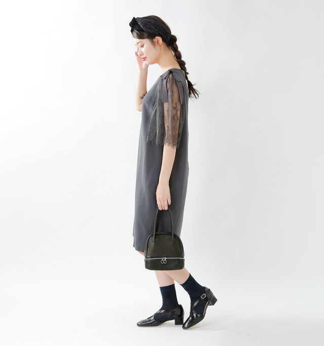 color : charcoal / size : 38
女性らしさ際立つゆるやかなコクーンシルエット。身頃はゆったり、リラックスした着心地です。シワになりにくい素材で空気を含んだような膨らみのある質感がきれいなフォルムを作り出してくれています。