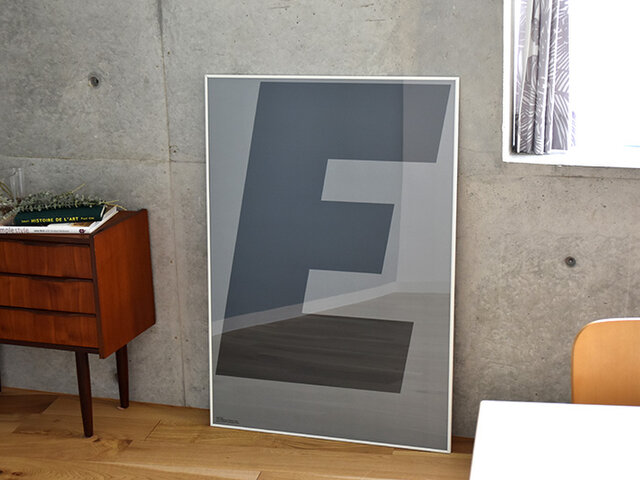 70cm×100cmという大きさはお部屋の中でも圧倒的な存在感を放ちますが、シンプルなデザインとカラーで主張しすぎず、ちょうどいい存在感を保ってくれます。また他のデザインのポスターを飾る際も組み合わせがしやすいのでとてもオススメ。
コーティングがされていない紙への印刷になるので優しい風合いが特徴です。壁に飾るのはもちろん、床や棚などに立て掛けるのもいいですよね。