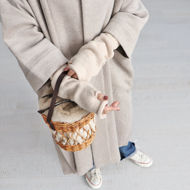 こちらもハンドウォーマー。ボリューム感があって、コーディネートのポイントになります♩