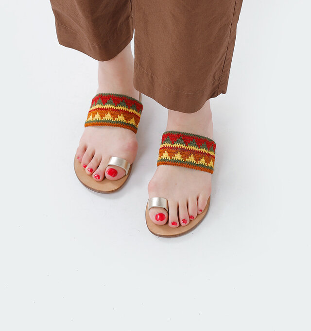 カラフルな配色が目を惹く
メキシカンベルトが
夏らしい足元を
演出してくれるサンダル。

フラットソールの歩きやすい
カジュアルなデザインながら、
ゴールドの親指リングが
女性らしい雰囲気を感じさせてくれます。

