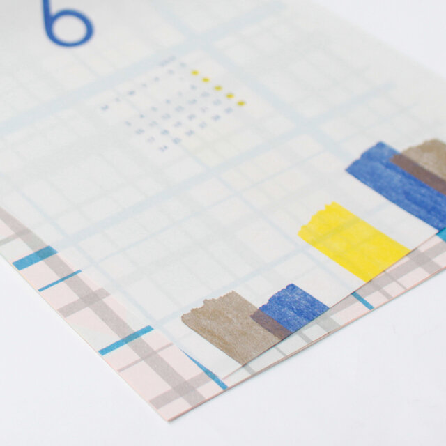 カラフルな模様が大胆に配置された水縞のカレンダー。
透け感のある紙で、翌月の模様との重なりも楽しめます。