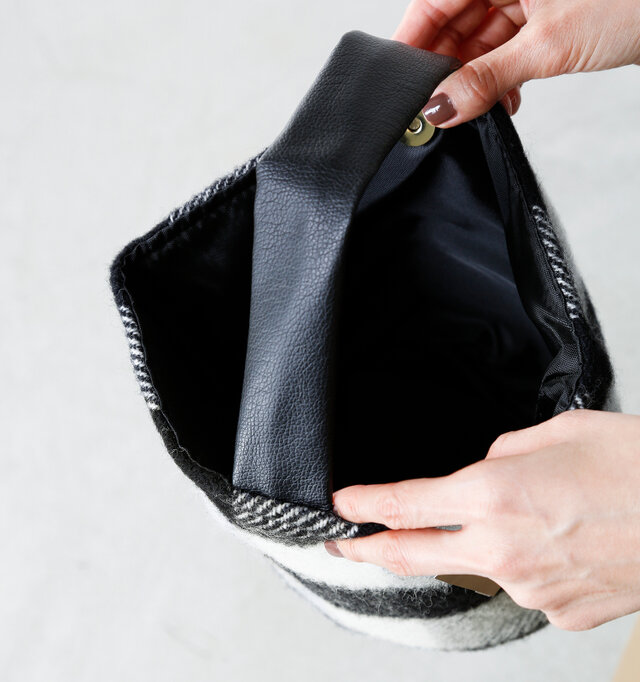 開口部は大きく開くので、荷物の出し入れもらくちん。中身もサッと見渡せます。