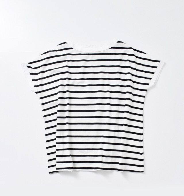 コンパクトなお袖に
裾に向かって
広がるAラインで
女性らしい
着こなしになる
カジュアルな1枚は
何枚あっても便利♪