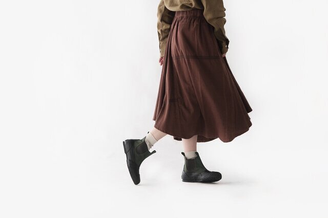 平田　カーキ24cm着用（普段のスニーカーは23.5cm程度を着用）
参考商品：chotan skirt、リネン靴下