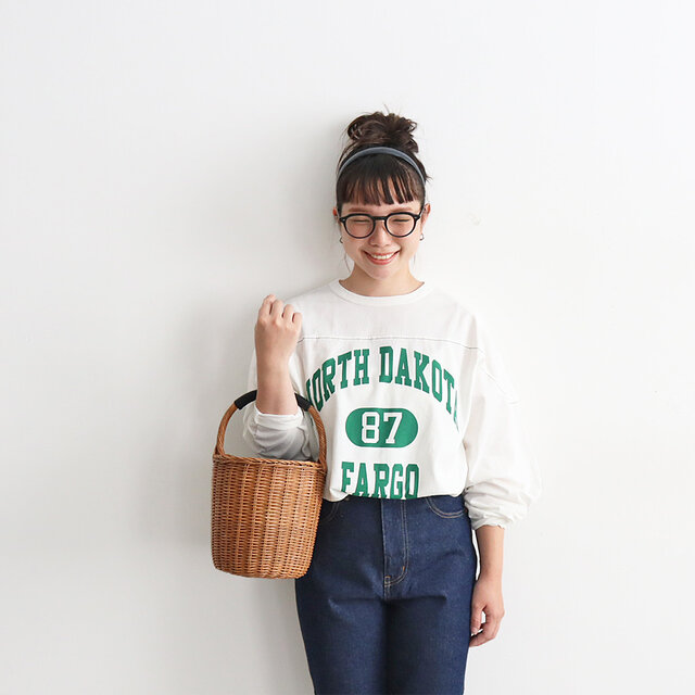 合わせるボトムやアイテム次第で色んなスタイリングをお楽しみいただける1枚です!
ぜひ、色違いでもゲットしてくださいねー!