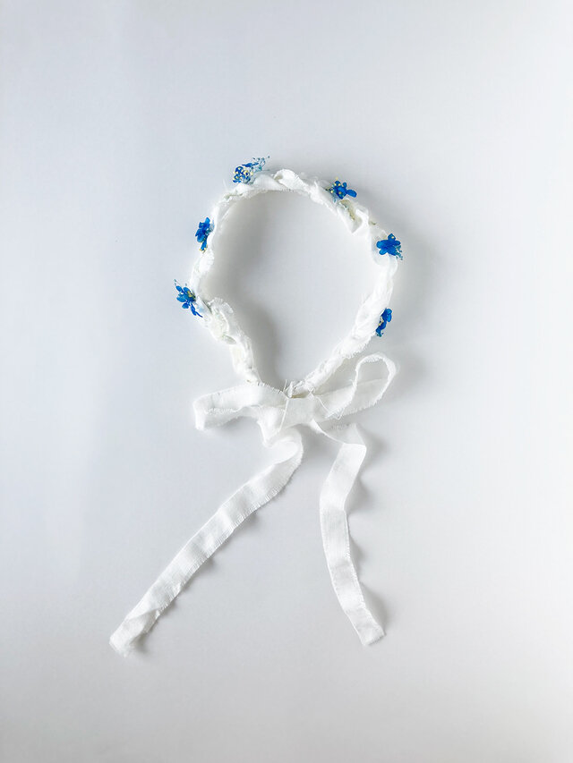 気持ちよく晴れた夏の青空と白い雲をイメージした「なつぞら」は、ブルーのお花とリネンの手裂きリボンを組み合わせたユニークな編み込みデザイン。
三つ編み部分には、糸の専門店AVRILさんの3種類の糸を編み込んでいます。