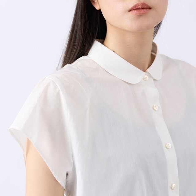 小さめの丸襟が、やわらかな表情を引き立てます。