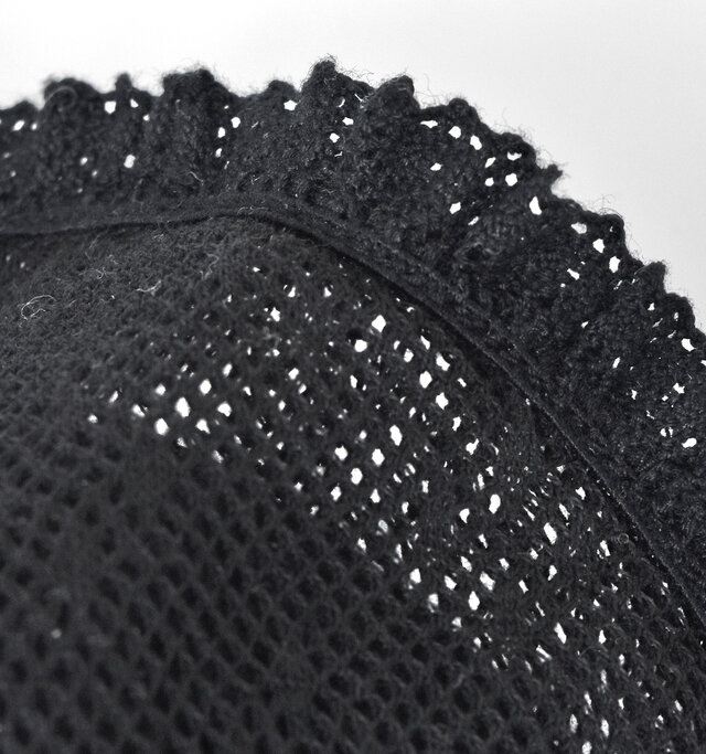 パッドを取ると透け感のあるレース素材です。華奢な糸で編みたてられたレース生地はうっとりするような繊細さです。