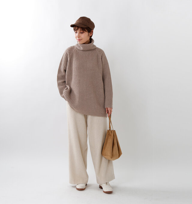 model yama:167cm / 49kg
color : beige / size : F
シンプルなデザインで程よいビックシルエット。着るだけでこなれた雰囲気を演出してくれます。