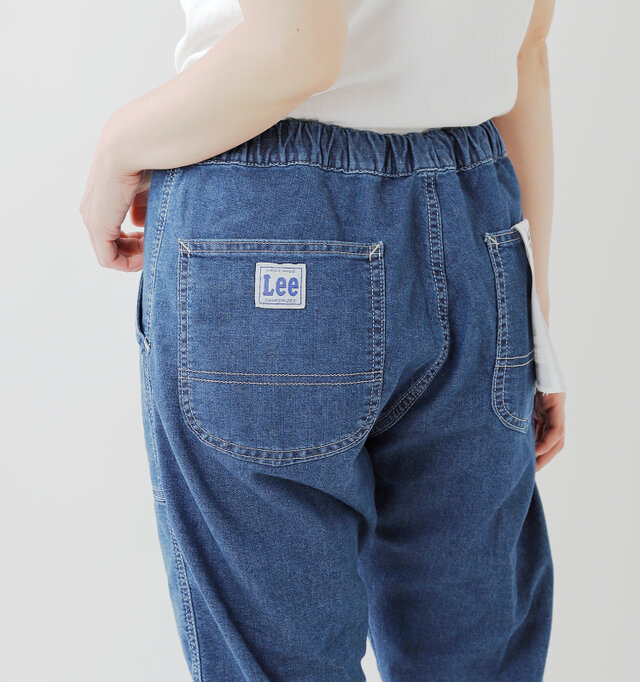 バックポケットはラウンドした形で可愛らしさをプラス。左ポケットのLeeのロゴタグがワンポイントになっています。ヒップ周りはゆったりしていてラクチンな穿き心地。