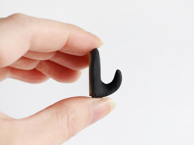 小さいながらもどっしりとした重厚な素材感がかっこいいフック。
文具などの小物やキッチン用品などを掛けておきたい時にもぴったりのプチサイズ。