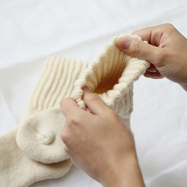 しっかりとした厚みのある靴下はルームソックスに◎
足首はふっくらと、足底は気持ちの良いパイル編みになっています。