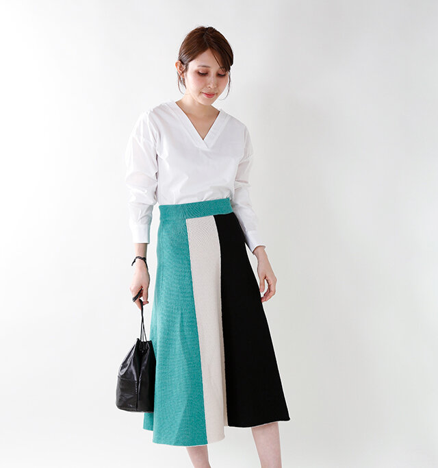 柔らかくコシがあり、
高級感もあるピュアウールを使用。
発色の良い3色のニットを
絶妙な配色で組み合わせており、
スタイリングに取り入れると、
とても表情豊か。
いつものスタイルに変化を与えてくれる、
遊び心のある一枚です。