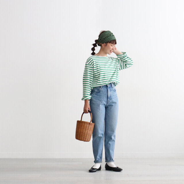 こちらはブルー!
明るいユーズドデニムは夏のイメージが強い方もいらっしゃいますが
色モノとの相性も良し、ダークトーンが多いアウターでも重たくならず合わせやすいです。
個人的には冬モノ素材のニットやモコモコとの組み合わせがすごく好きです!