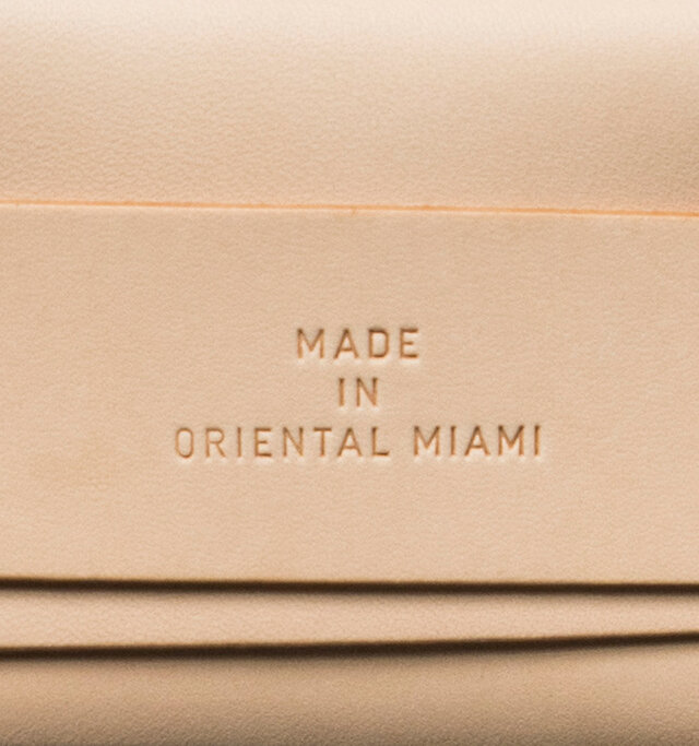 ベルトの中央には“東洋のマイアミ”を意味する、ブランドマークが刻印されています。