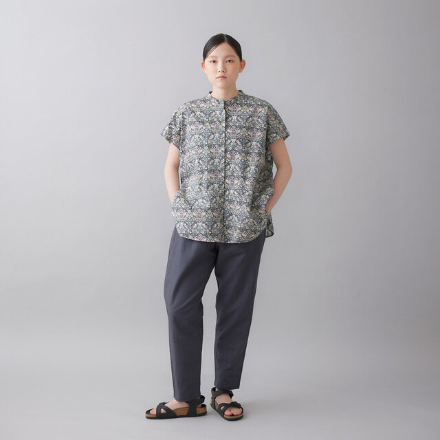 細身のパンツと合わせれば、甘さをほどよく抑えた大人の装いに。