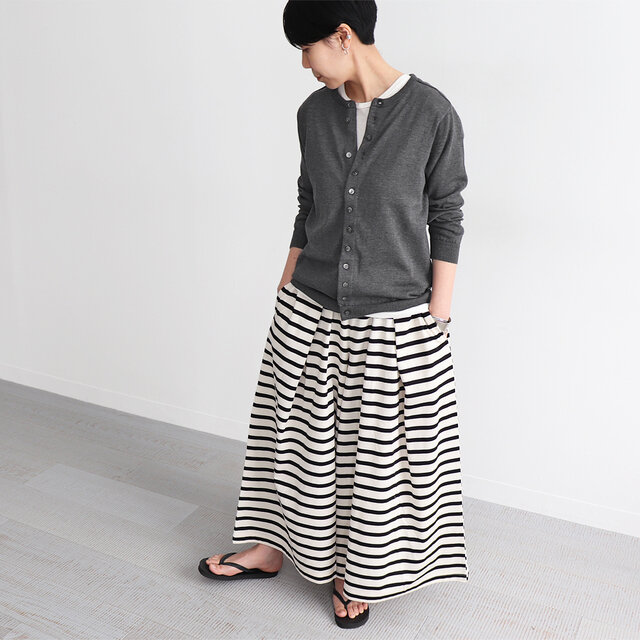 合わせやすいベーシックカラーもボタンのデザインでちょっと差がつきます✨
そのまま普通に着るもよし、肩からかけてコーディネートのポイントにするもよし。
何かと使えるシンプルなカーディガン、オススメです!