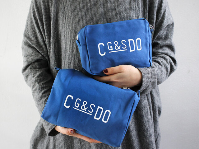 CLASKA Gallery & Shop "DO" のオリジナルのボックスポーチ(S・Lサイズ)。さらっとしたハリのあるコットンキャンバス地が心地よい手触りです。