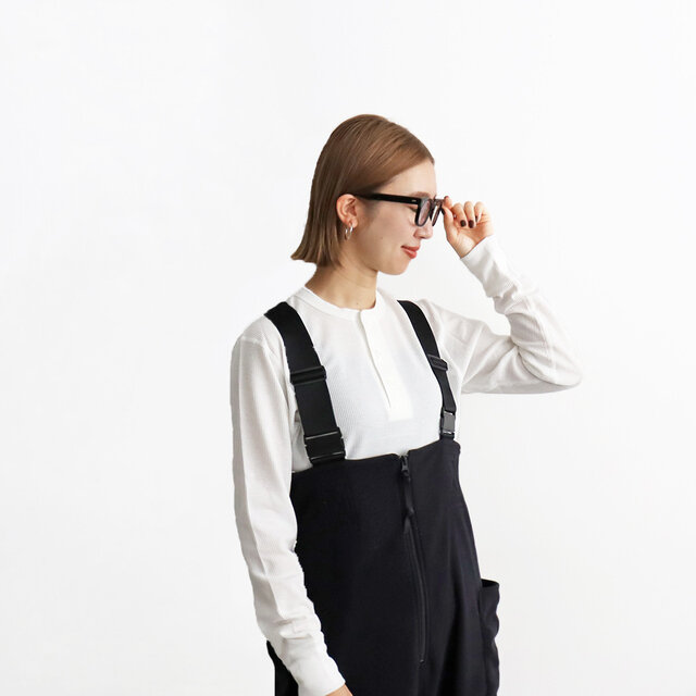 キャッチーなボーダーが人気ですが、1枚あると便利でおすすめなのは無地のホワイトです!
ヘンリーネックデザインはメインで着ても可愛いのですが
軽くて程よい薄さのワッフルはスウェットやニットのインナーとしても◎
心地よい気温の時期には、カラーインナーを首元からチラ見せも!