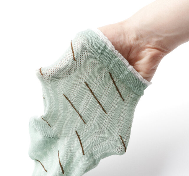 綿糸で薄く編み立て、ストライプ部分にメッシュを入れ涼やかな印象に仕上げました。