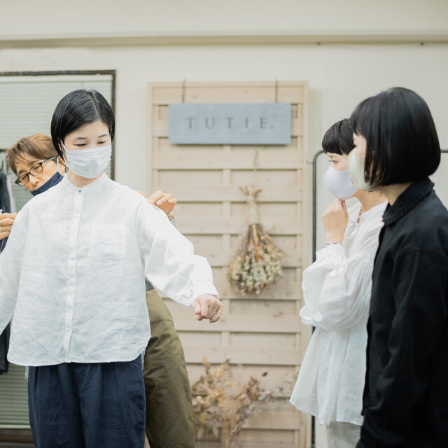 サンプルフィッティングも時間をかけて3人のイメージに近づくよう修正箇所を検討しました。