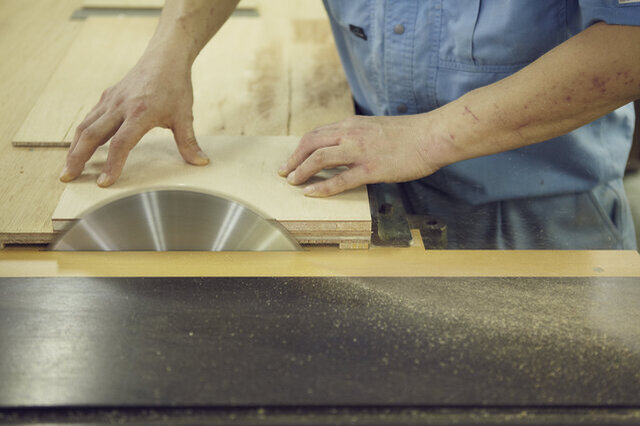 ラワン合板の表情の面白さがそのまま出るように仕上げてあります。