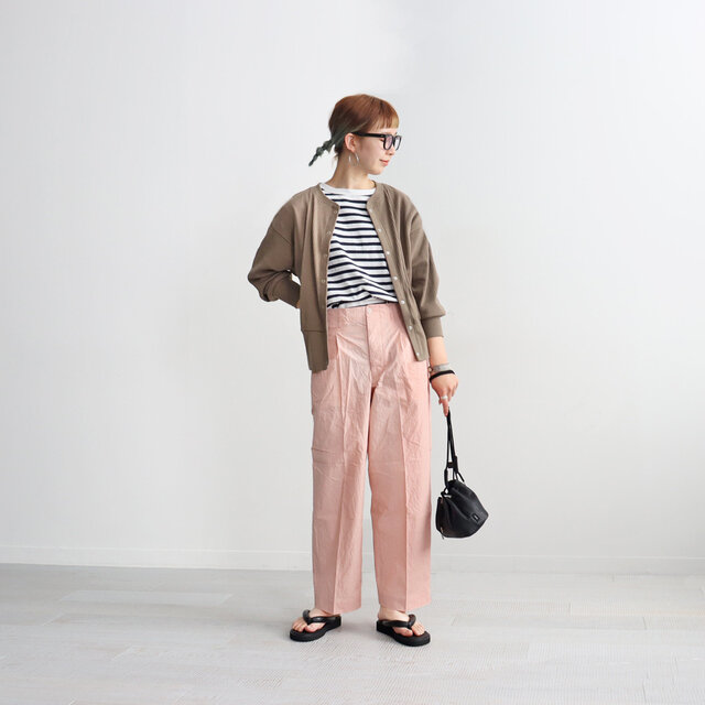 続いて新色のブラウン!!!
優しいトーンのブラウンは春らしくピンクパンツと◎
色モノや淡いカラーとの相性バッチリ、着回ししやすいカラーです。