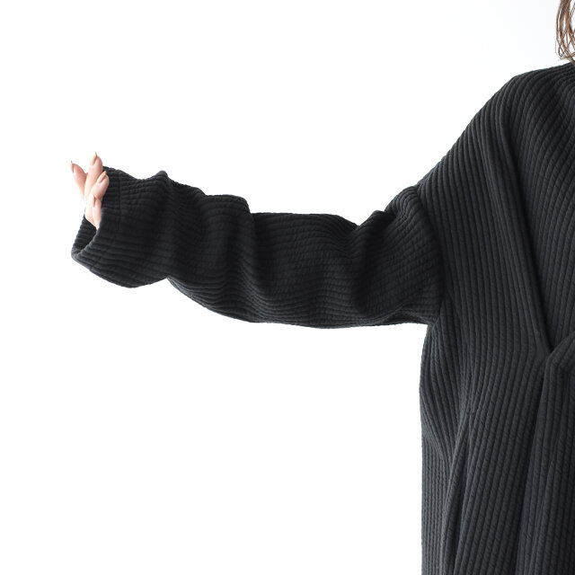 袖口は長めに設定し、ラフにくるっと捲くっても素敵ですよ。