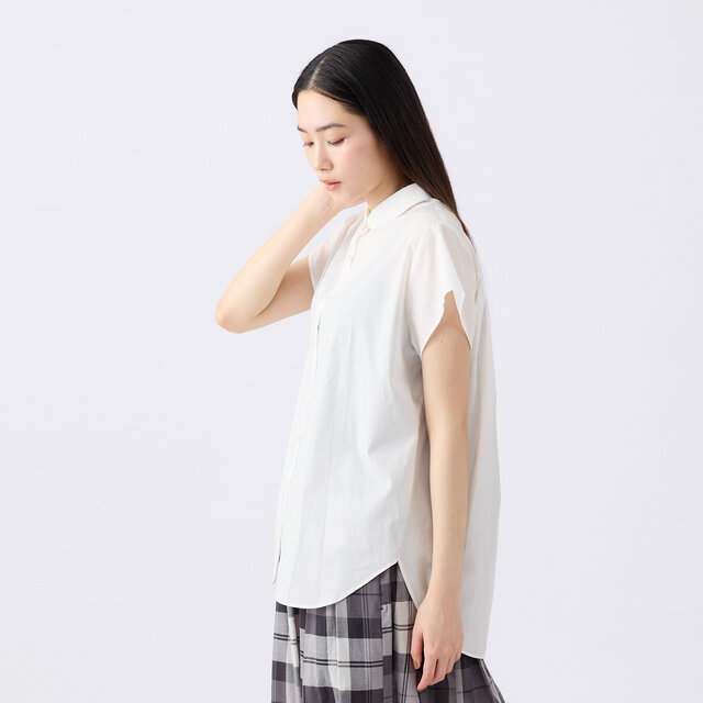 ラウンドヘムにして、動きのある軽やかなシルエットに。