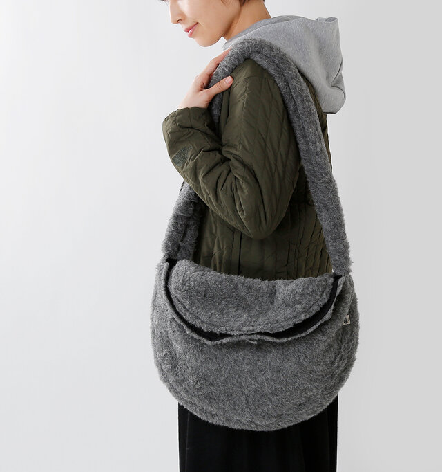 スタイリングのポイントに使いたい、
サークル型のボア素材バッグ。
バッグには珍しい
洗練されたサークル型が、
コーディネートのポイントに。
贅沢にウール100%を使用し、
ハンドルまでもこもことした
温かみのある同素材で合わせた
冬ムード満点の仕上がりです。