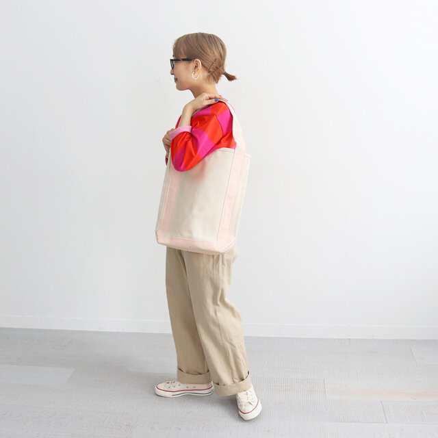 無地のバゲットトートも取り扱いしております!
ベーシックカラーと原色のパキッとしたカラーと展開がございます。
要チェックです!