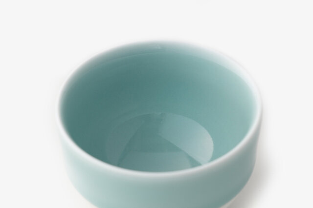 透明度の高い独特の色合い。煎茶の色を引き立て、美しく見せてくれます。
