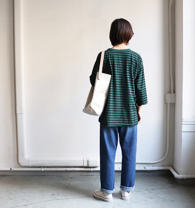 柔らかいコットン素材の生地で肌当たりも優しく、ラフに着ていただけます。
様々なボトムと合わせやすい一枚ですよ。