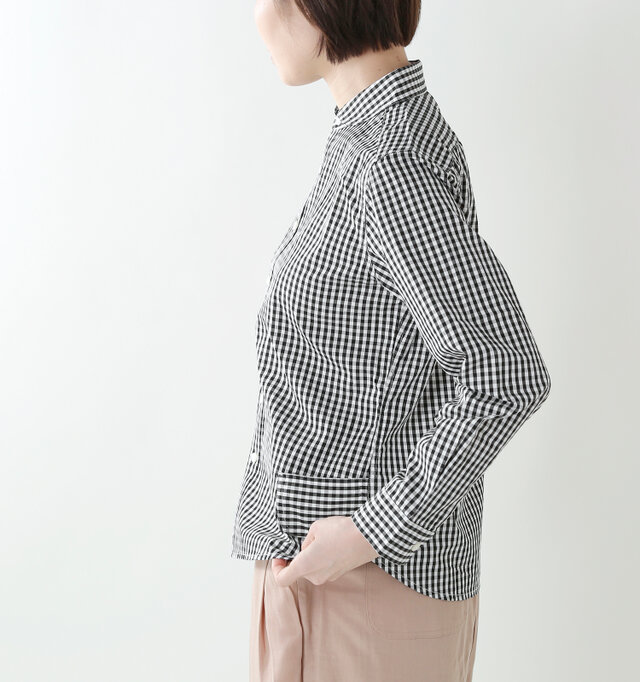 丸みを帯びたヘムラインで、少し後ろ側が長くなったデザイン。全体的に動きのあるシルエットになり、女性らしい雰囲気も◎