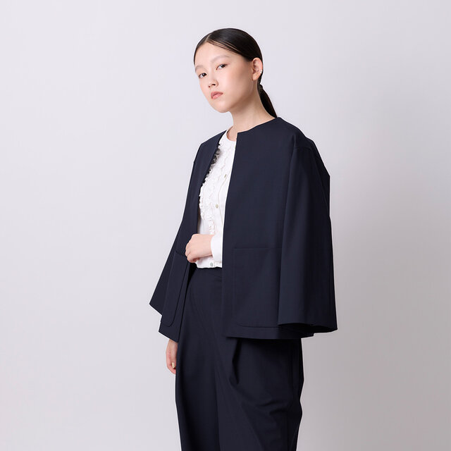 肩にさっとかけてもサマになり、こなれた印象に仕上がります。