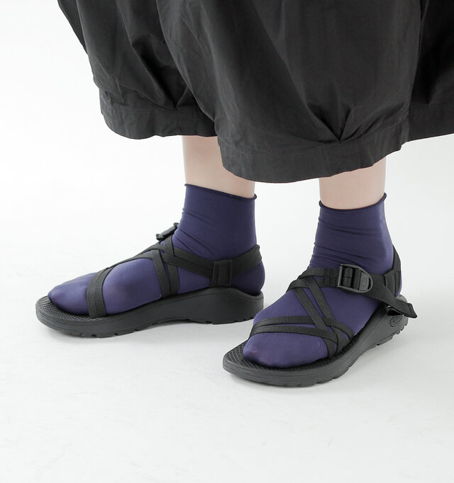 オープントゥタイプでソックスと合わせても◎。
