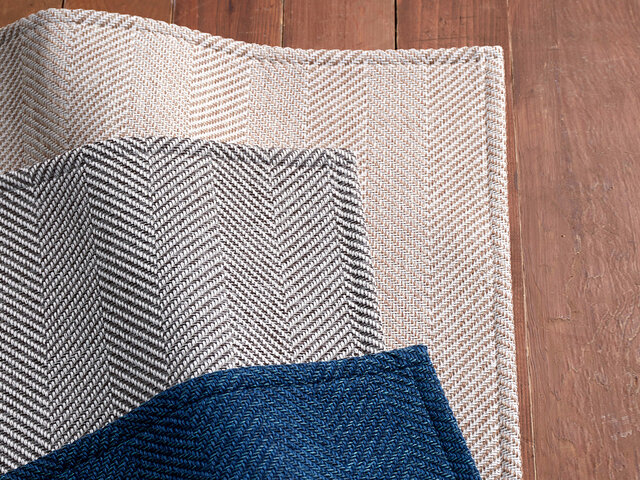 ベーシックで合わせやすい「Gray」、これからの季節に爽やかな印象の「Beige」の2色をご用意。