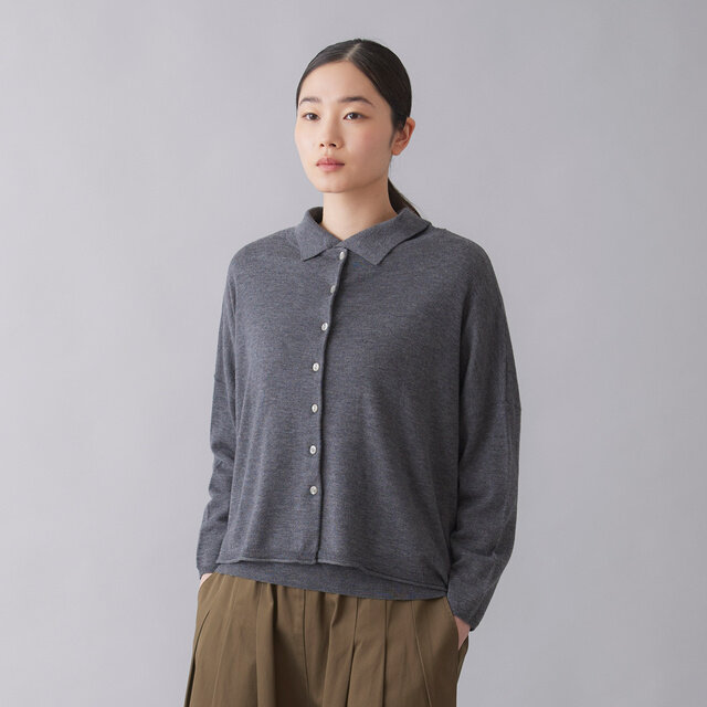 同素材の襟付きプルオーバーとの上品なアンサンブルコーディネート。