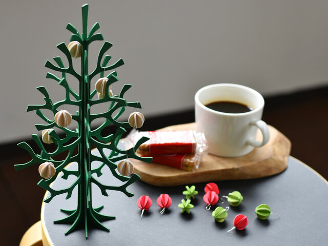 こちらは、クリスマスツリーにぴったりなオーナメントとして製作されたもので、取り付けるとより愛らしい印象に、思わずにっこり微笑んでしまいそう。