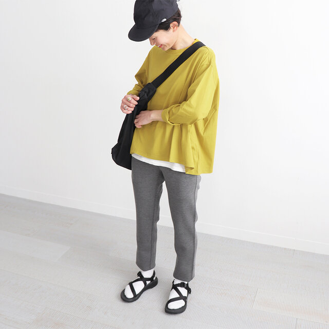 ヘザーチャコール / S 着用、モデル身長:158cm *裾を内側に折って短めに穿いています。