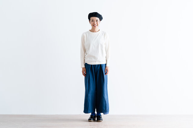 生成 / M 着用、モデル身長:160cm
黄みがかった白の生成は、やさしい色合いでコーデにすっと馴染みます。